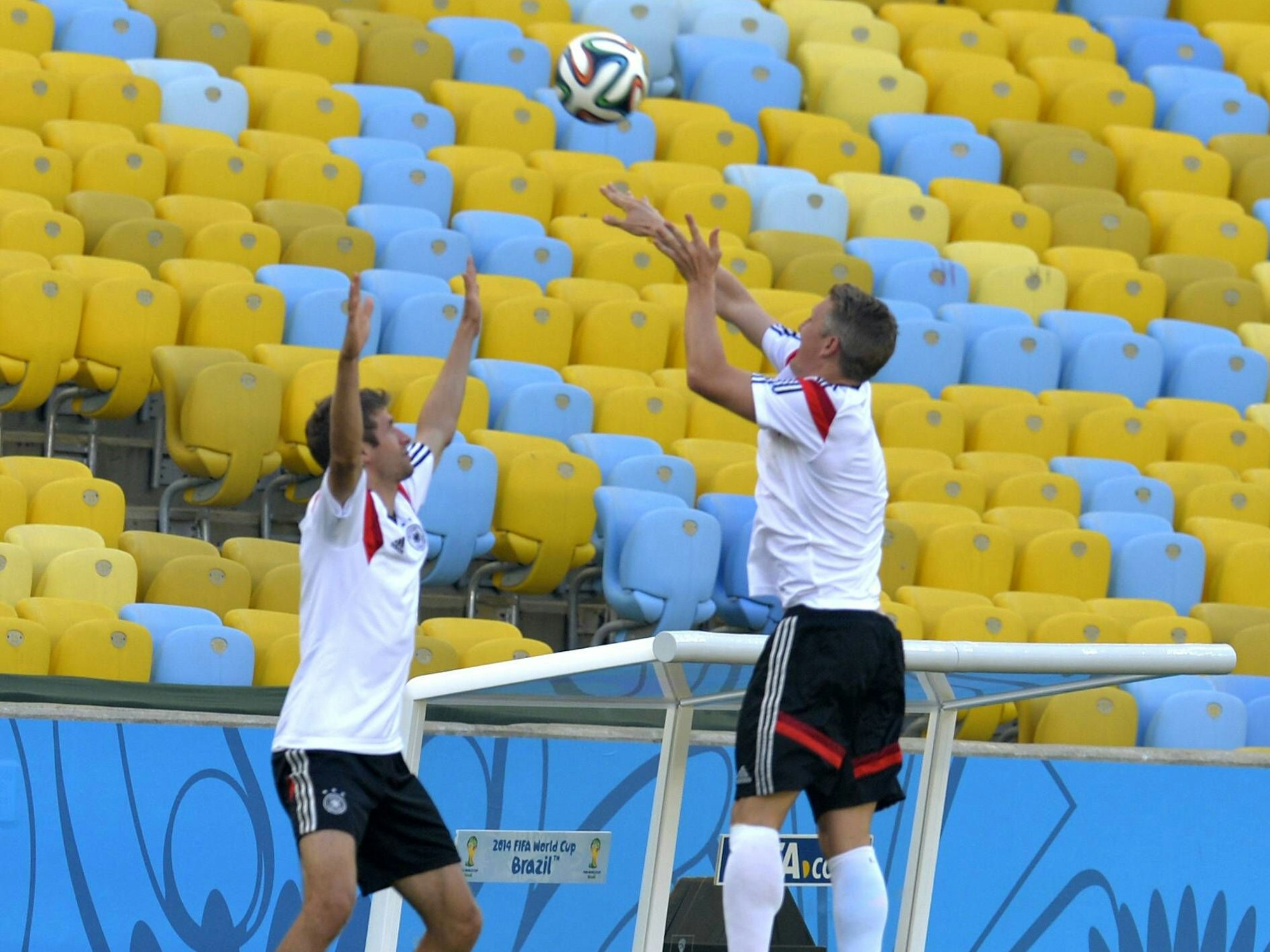Thomas Müller (l.) und Bastian Schweinsteiger beim Basketball-Spiel im Maracana-Stadion vor dem WM-Viertelfinale am 3. Juli 2014.