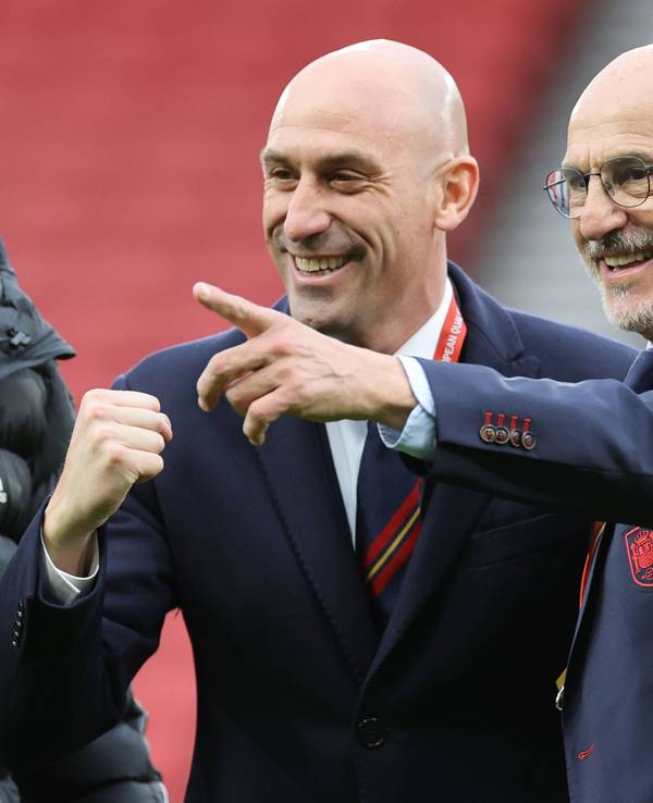 Spaniens Verbands-Boss Luis Rubiales posiert vor einem Länderspiel lächelnd mit Nationaltrainer Luis de la Fuente (r.)