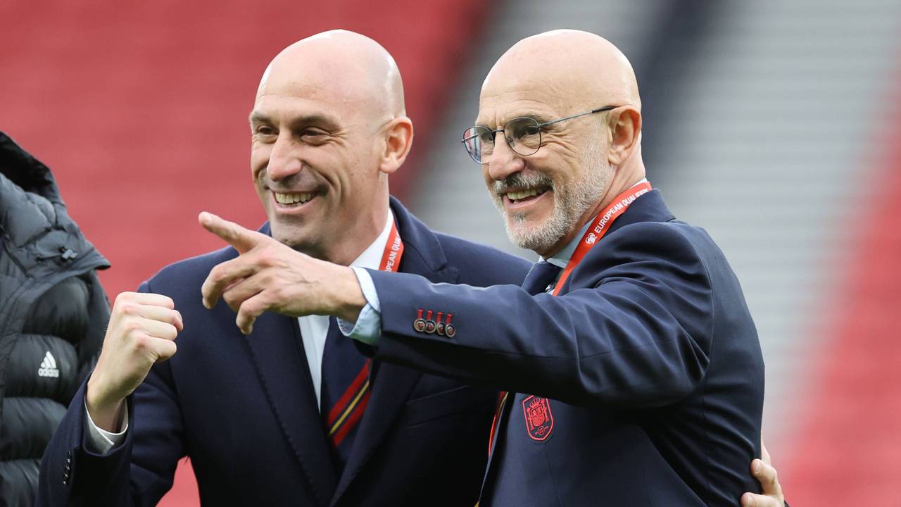 Spaniens Verbands-Boss Luis Rubiales posiert vor einem Länderspiel lächelnd mit Nationaltrainer Luis de la Fuente (r.)