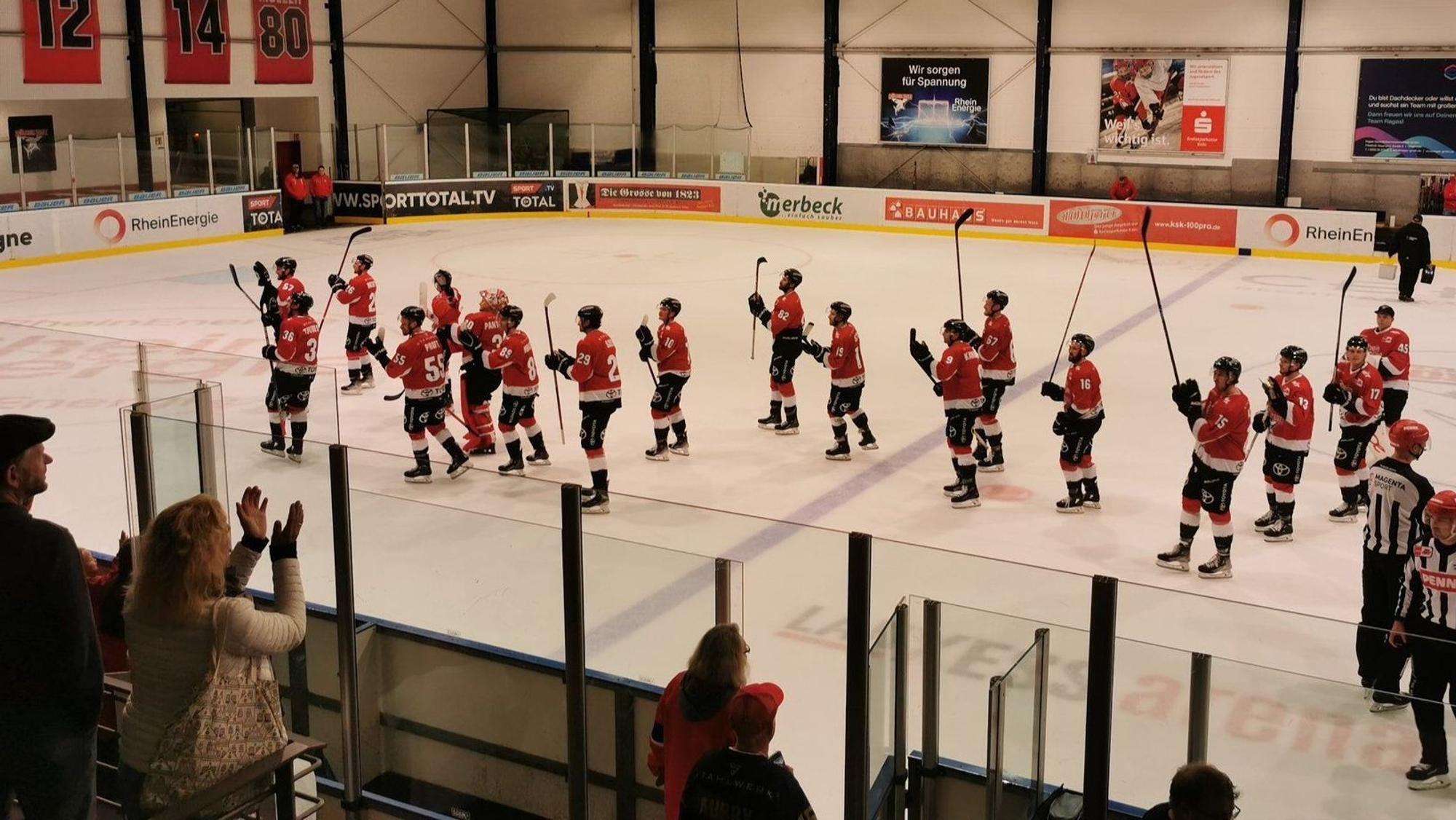 Die Kölner Haie applaudieren nach einem 4:2-Sieg im Testspiel gegen den SC Bern ihren Fans.