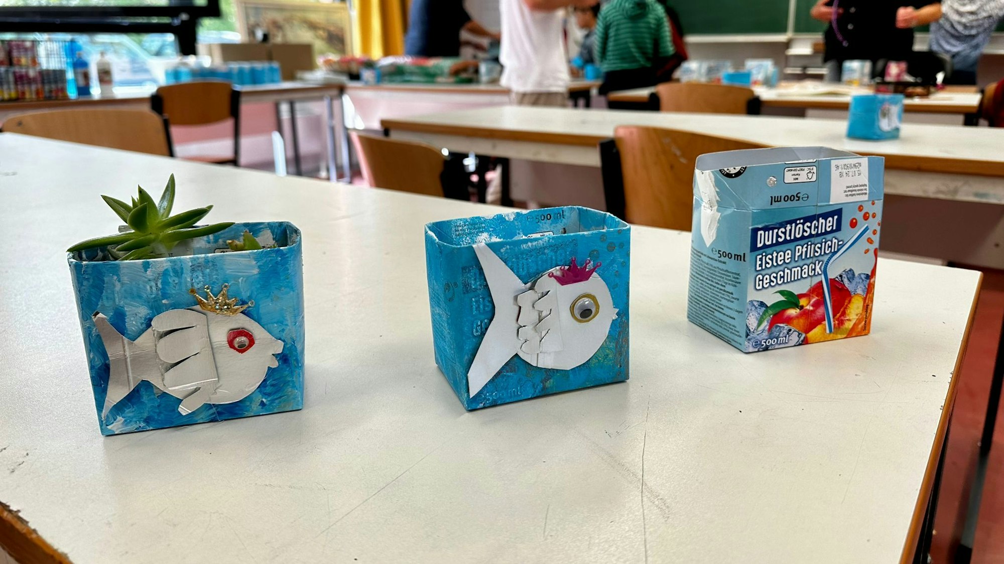 Aus alten Durstlöcher-Päckchen haben Schülerinnen und Schüler der Gemeinschaftshauptschule in Bilderstöckchen Blumengefäße gebastelt.