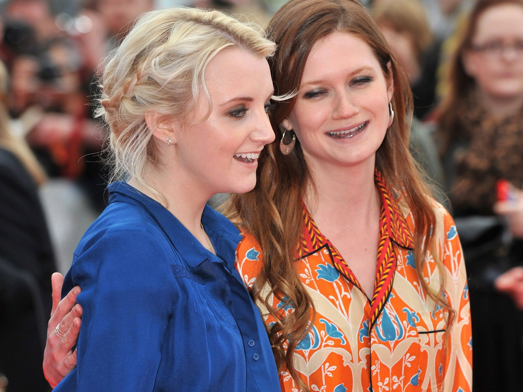 Evanna Lynch und Bonnie Wright freuen sich.