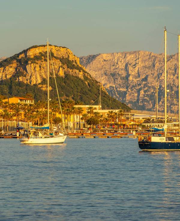 Boote schwimmen vor Golfo Aranci (Italien) im Wasser.