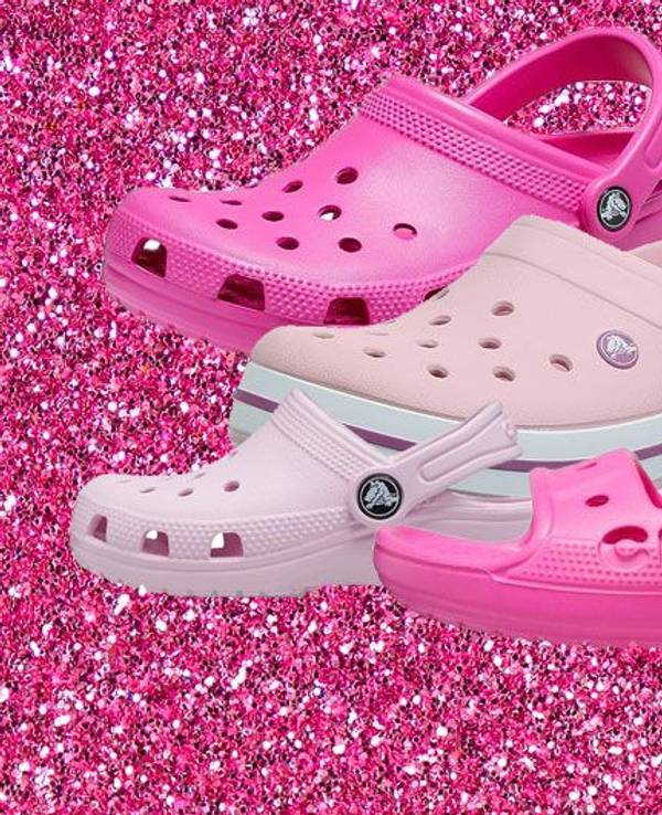Auf dem Bild sind 4 unterschiedliche Crocs in pink rosa abgebildet.