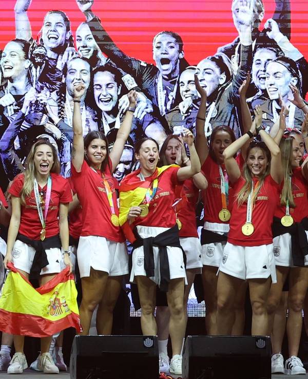 Spaniens Spielerinnen feiern in Madrid den WM-Titel. Nur vier Tage später verkündete der gesamte Kader seinen Rückritt.
