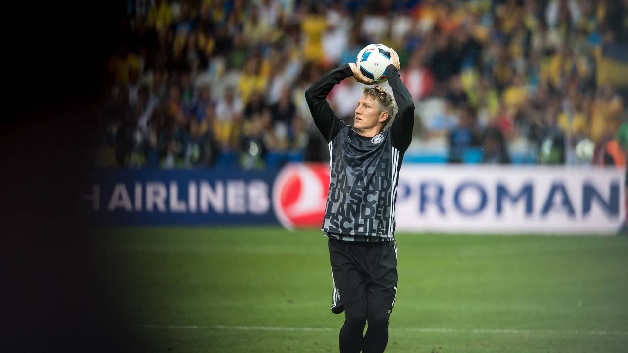 Bastian Schweinsteiger wirft einen Fußball wie einen Basketball.