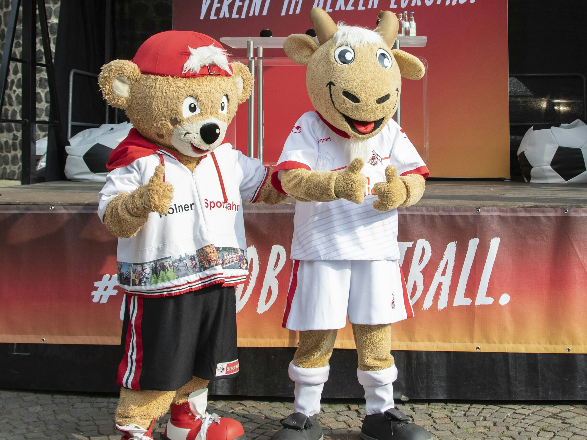 Die Maskottchen TropS und Hennes in Köln.