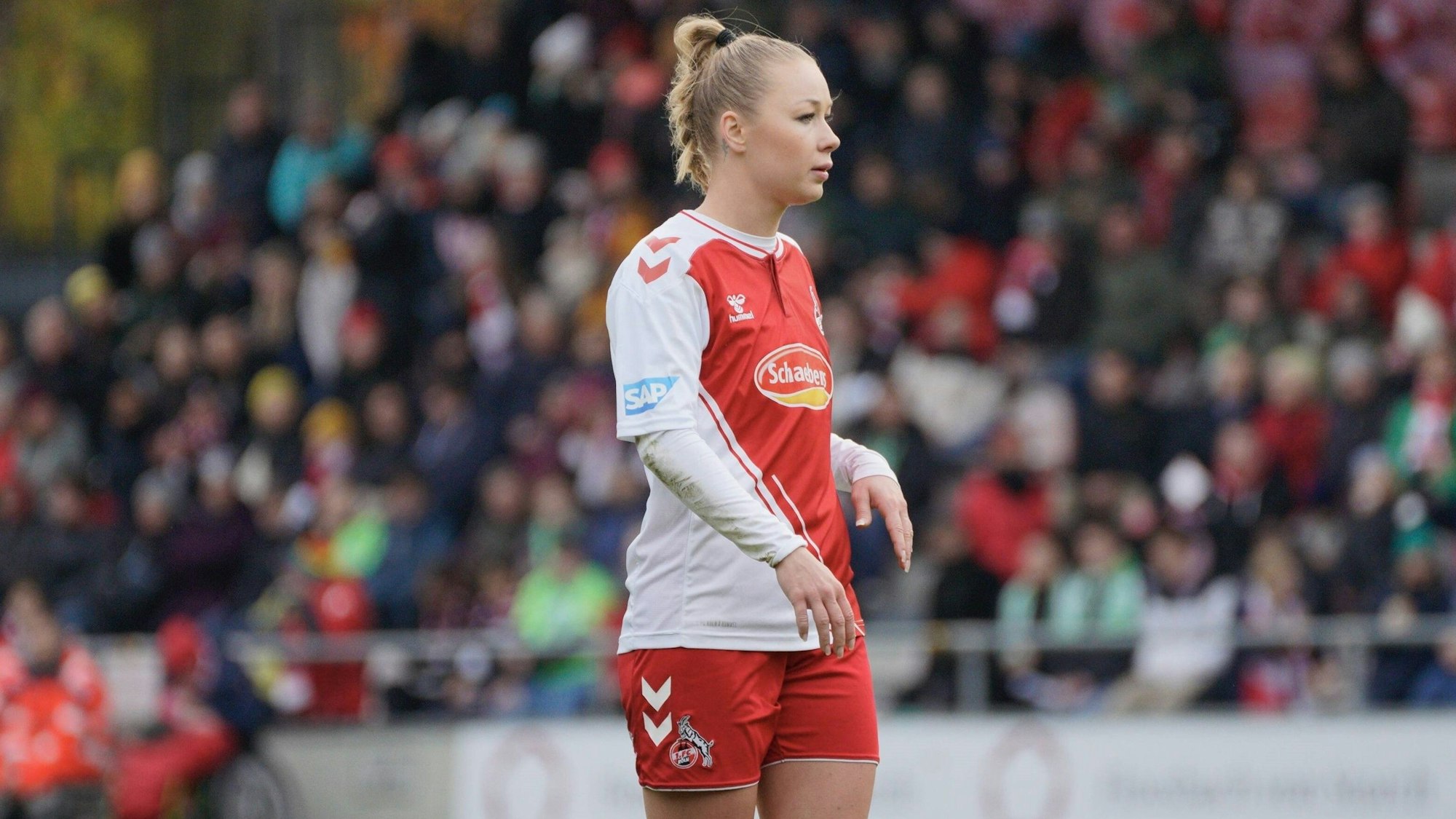 Weronika Zawistowska steht bei einem Spiel der FC-Frauen in der Bundesliga gegen den VfL Wolfsburg auf dem Rasen.