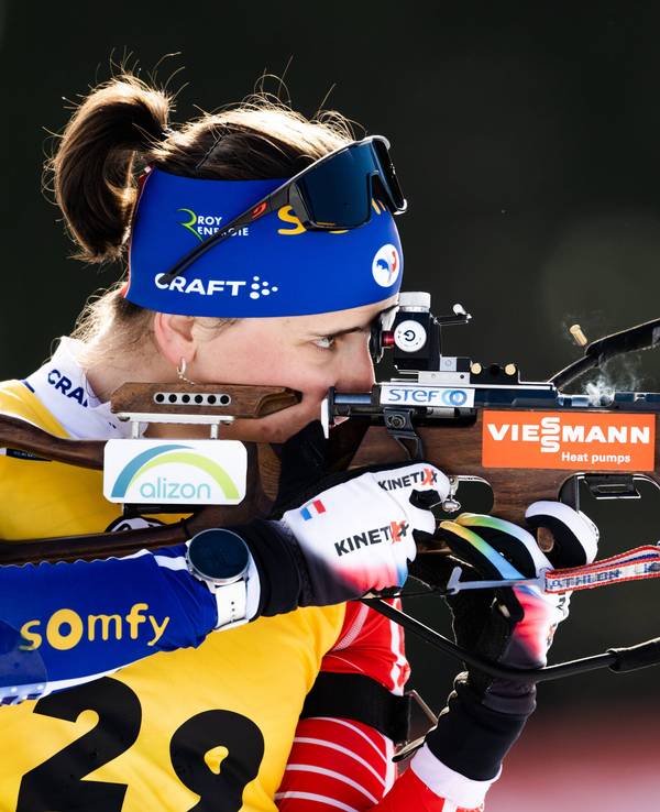 Julia Simon schießt beim Biathlon Weltcup in Oslo.