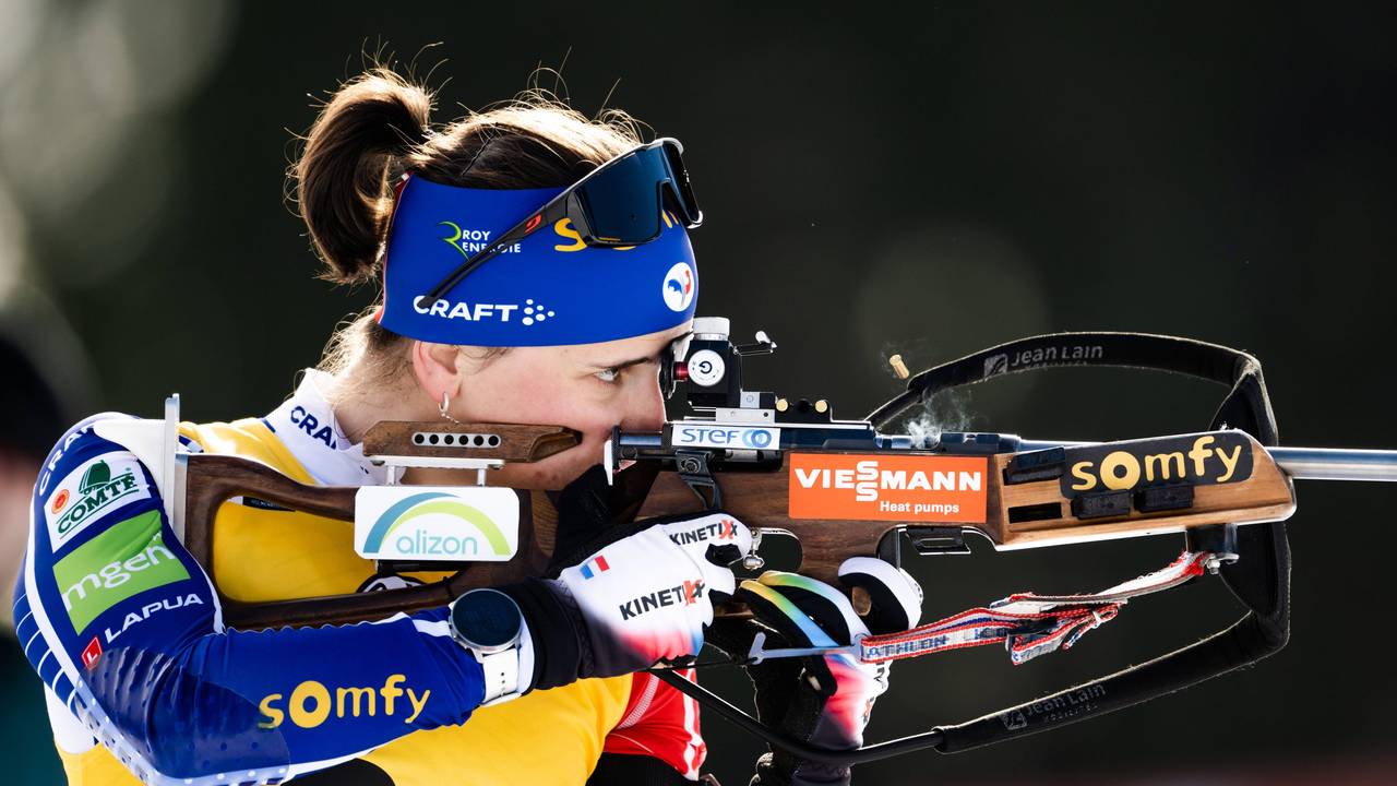 Julia Simon schießt beim Biathlon Weltcup in Oslo.