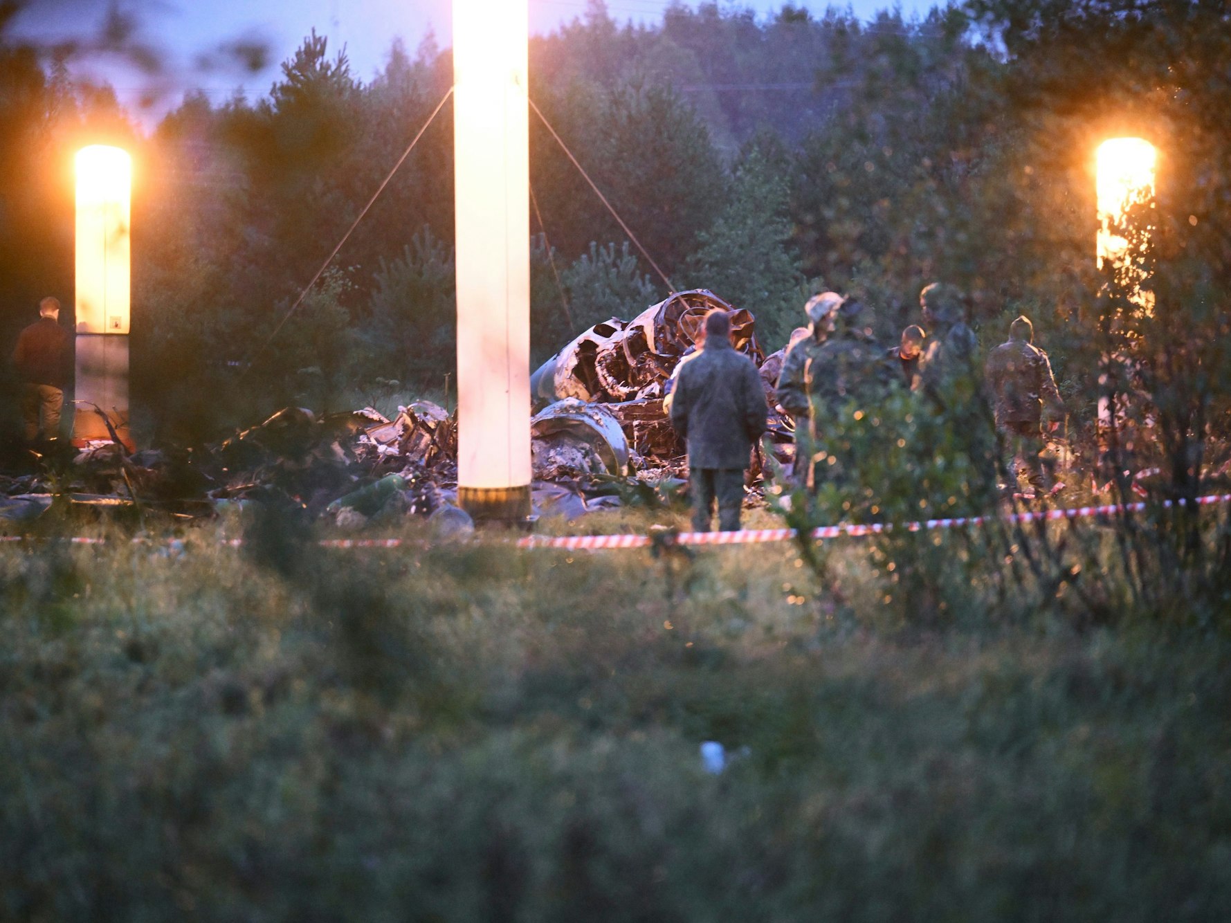 Leuchtquellen beleuchten am Donnerstag Teile eines abgestürzten Privatjets in der Nähe des Dorfes Kuschenkino in der Region Twer. Der russische Söldnerführer Jewgeni Prigoschin ist nach Angaben seines Telegram-Kanals „Grey Zone“ vom Mittwoch tot.