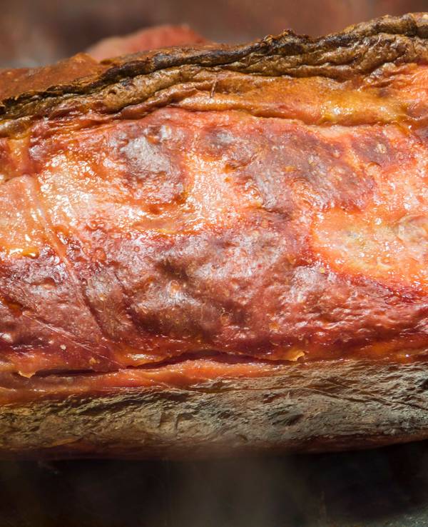 Warmer Leberkäse liegt auf einem Tisch.