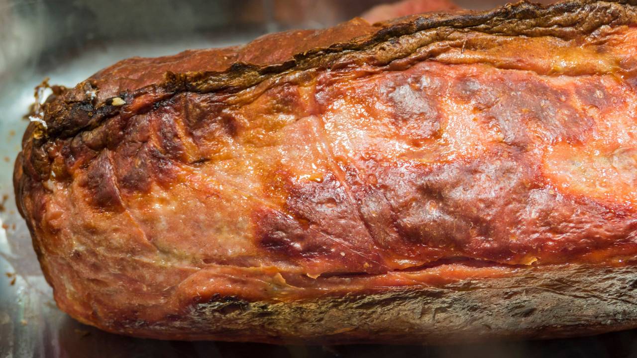 Warmer Leberkäse liegt auf einem Tisch.