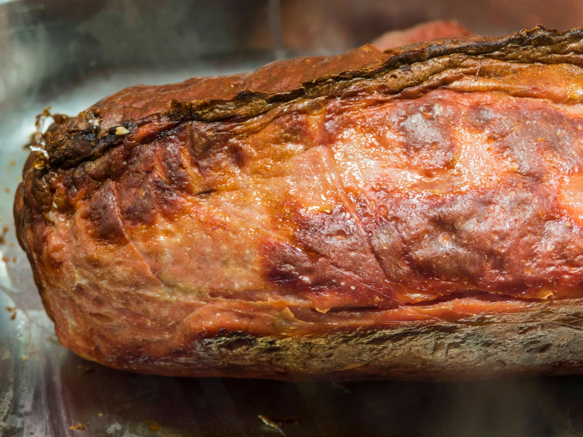 Warmer Leberkäse liegt auf einem Tisch.