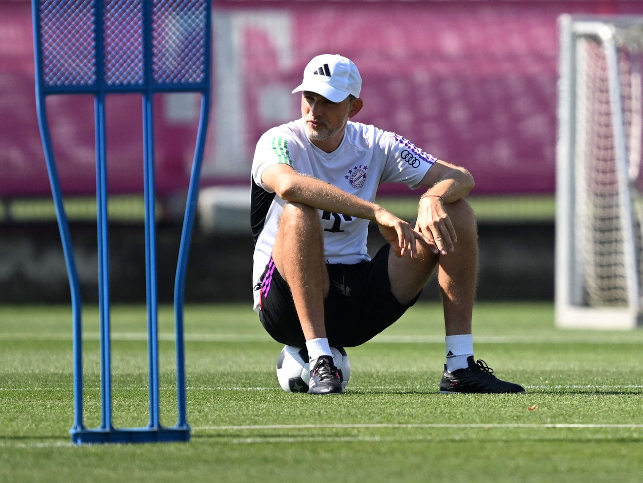 Thomas Tuchel sitzt beim Training auf einem Ball.