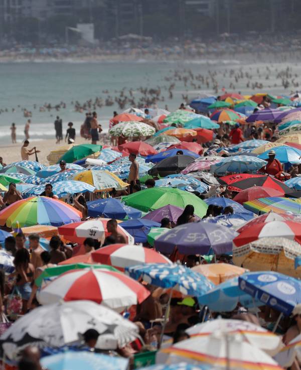 Besucher strömen zum Strand von Ipanema, um der Hitze zu entkommen. Brasilien wird im Winter der südlichen Hemisphäre von einer Hitzewelle heimgesucht