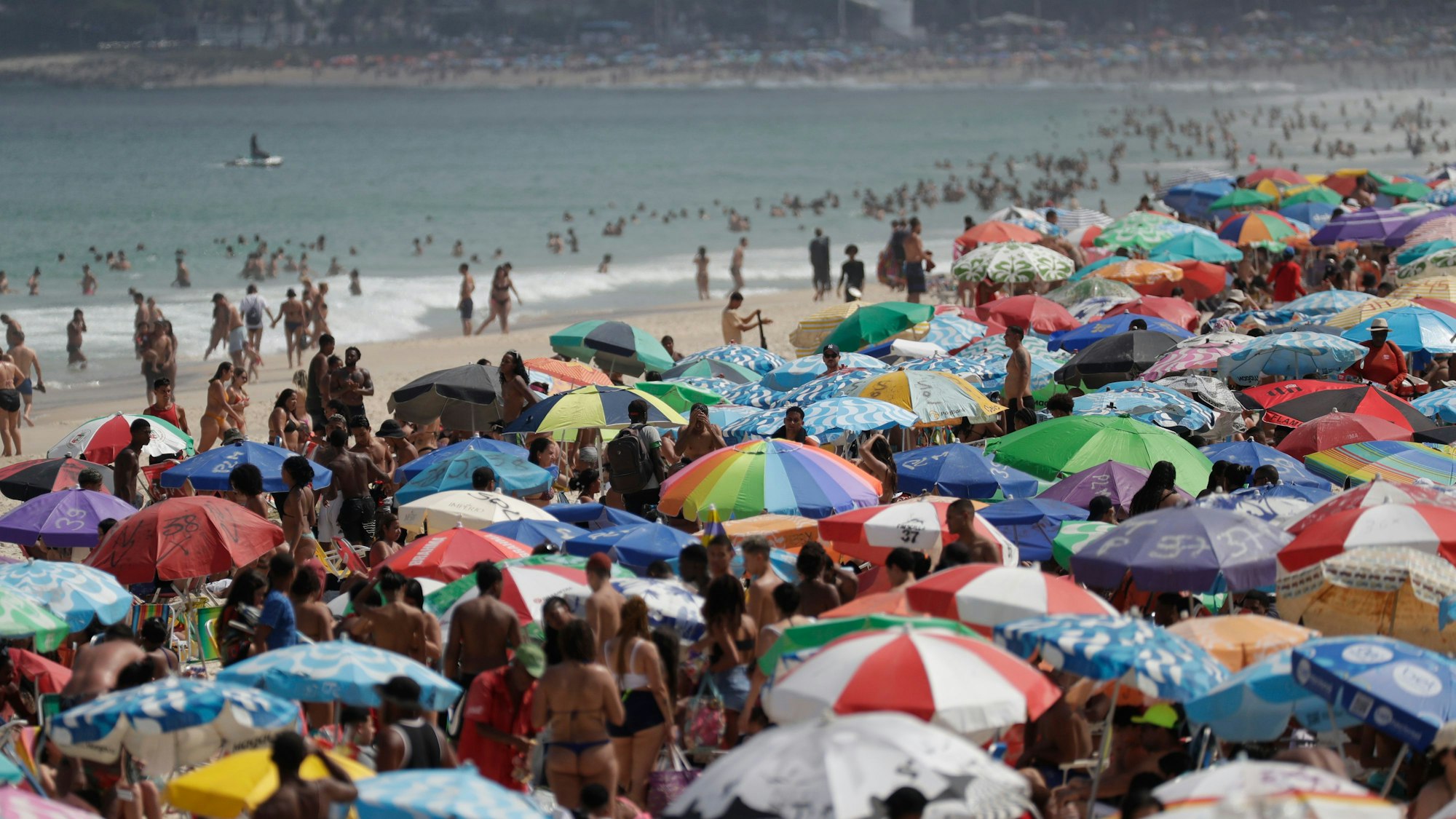 Besucher strömen zum Strand von Ipanema, um der Hitze zu entkommen. Brasilien wird im Winter der südlichen Hemisphäre von einer Hitzewelle heimgesucht