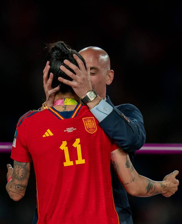 Spaniens Verbandschef Luis Rubiales küsst Spaniens Spielerin Jennifer Hermoso auf dn Mund. Das Bild entstand am 20. August 2023 in Sydney.