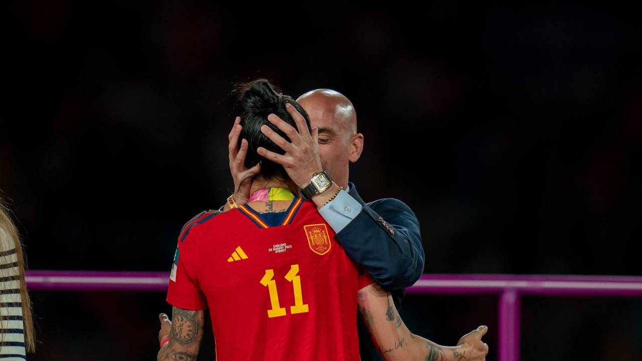 Spaniens Verbandschef Luis Rubiales küsst Spaniens Spielerin Jennifer Hermoso auf dn Mund. Das Bild entstand am 20. August 2023 in Sydney.