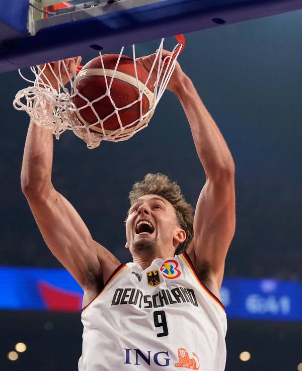 Deutschlands Franz Wagner wirft einen Dunk beim Spiel der Basketball-WM.