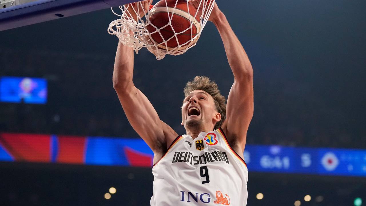 Deutschlands Franz Wagner wirft einen Dunk beim Spiel der Basketball-WM.