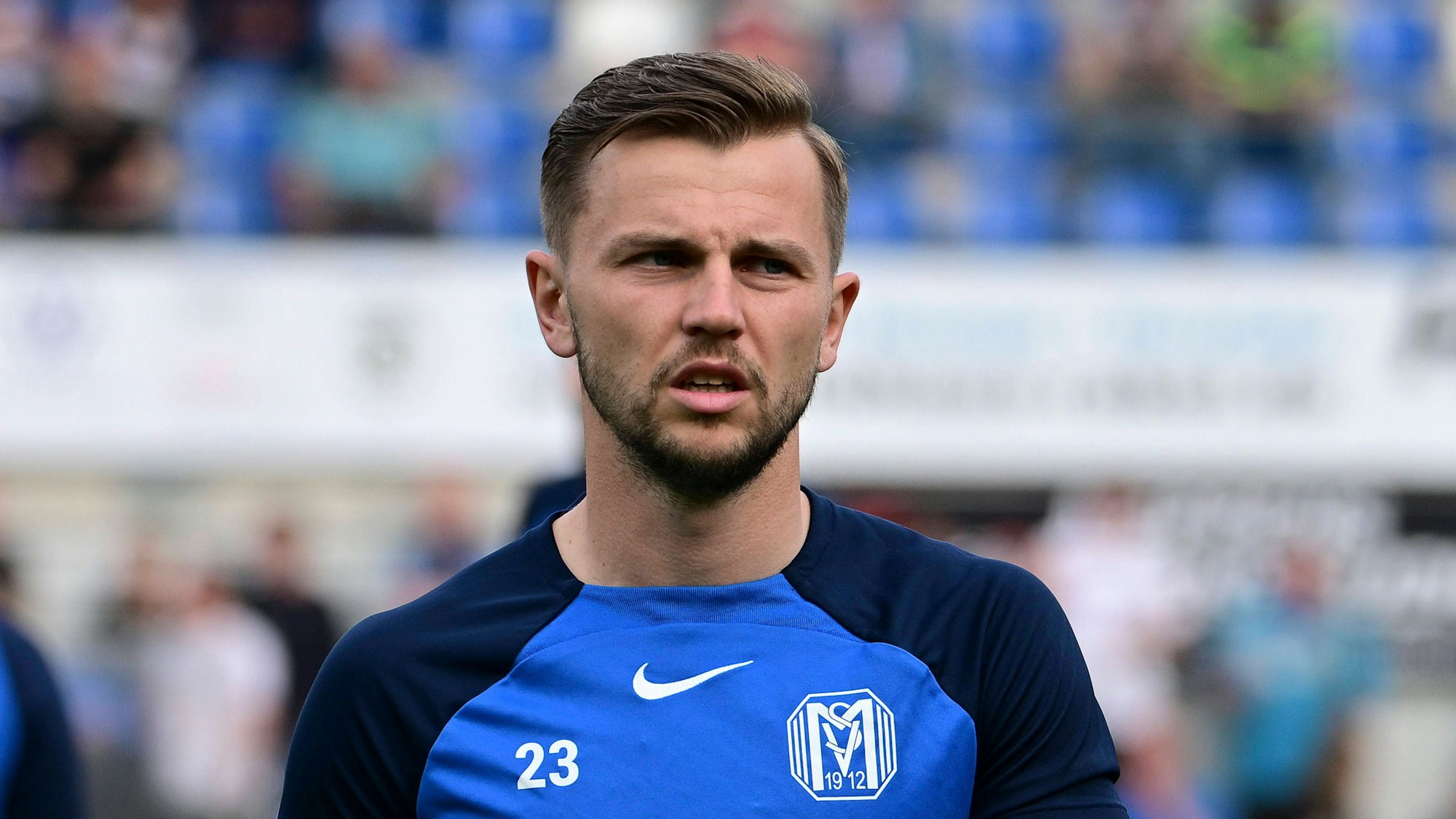 David Blacha steht beim Spiel des SV Meppen gegen Dynamo Dresden im Stadion.