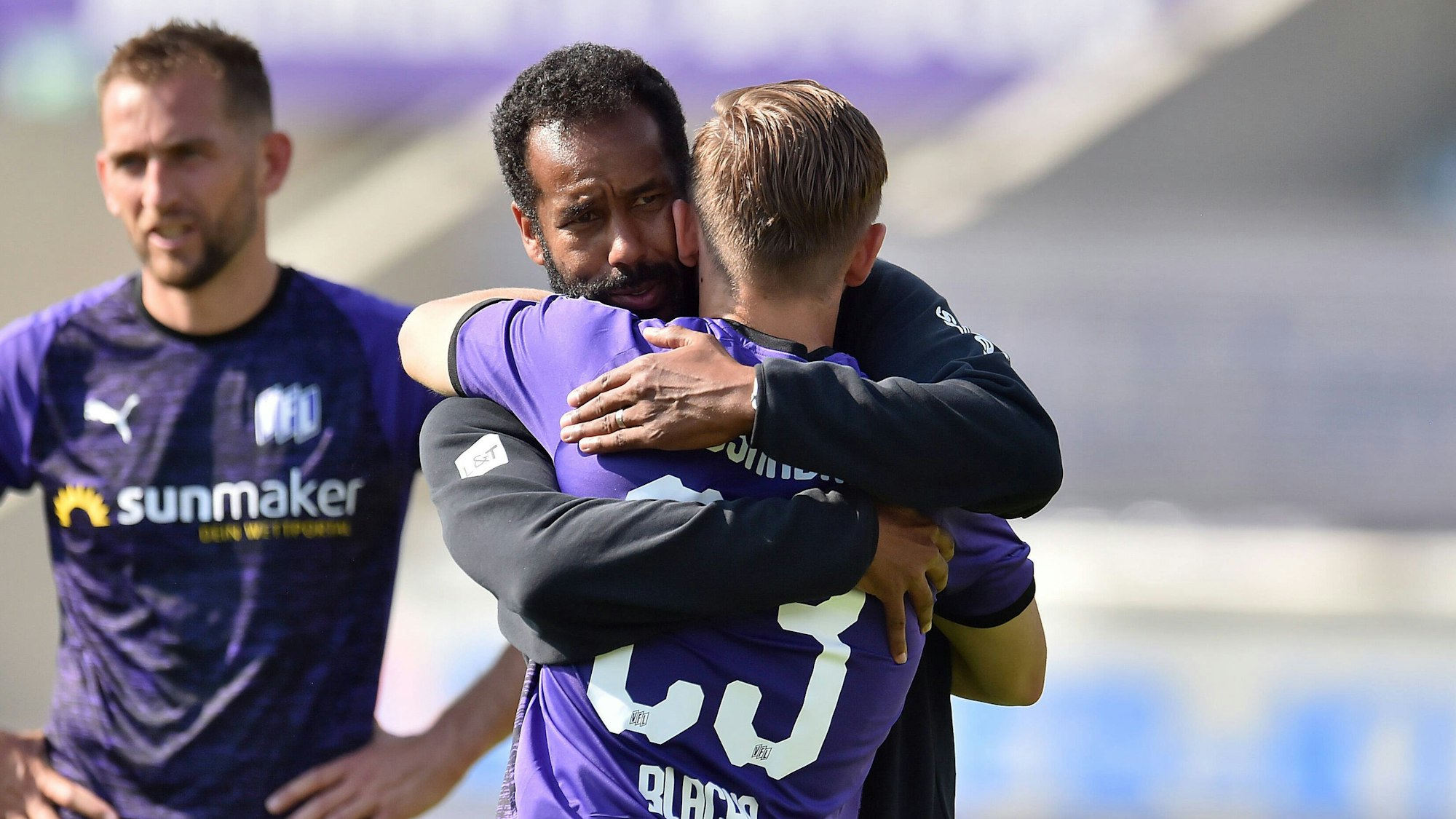 Cheftrainer Daniel Thioune herzt seinen Spieler David Blacha an der Seitenlinie.