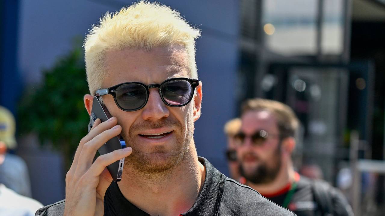 Nico Hülkenberg aus Deutschland vom Haas F1 Team telefoniert.