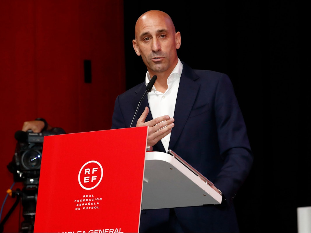 Luis Rubiales steht bei einer Rede auf der Bühne.