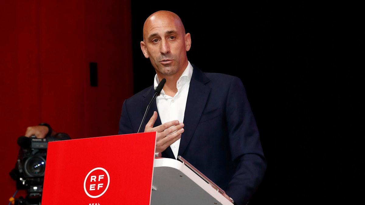 Luis Rubiales steht bei einer Rede auf der Bühne.