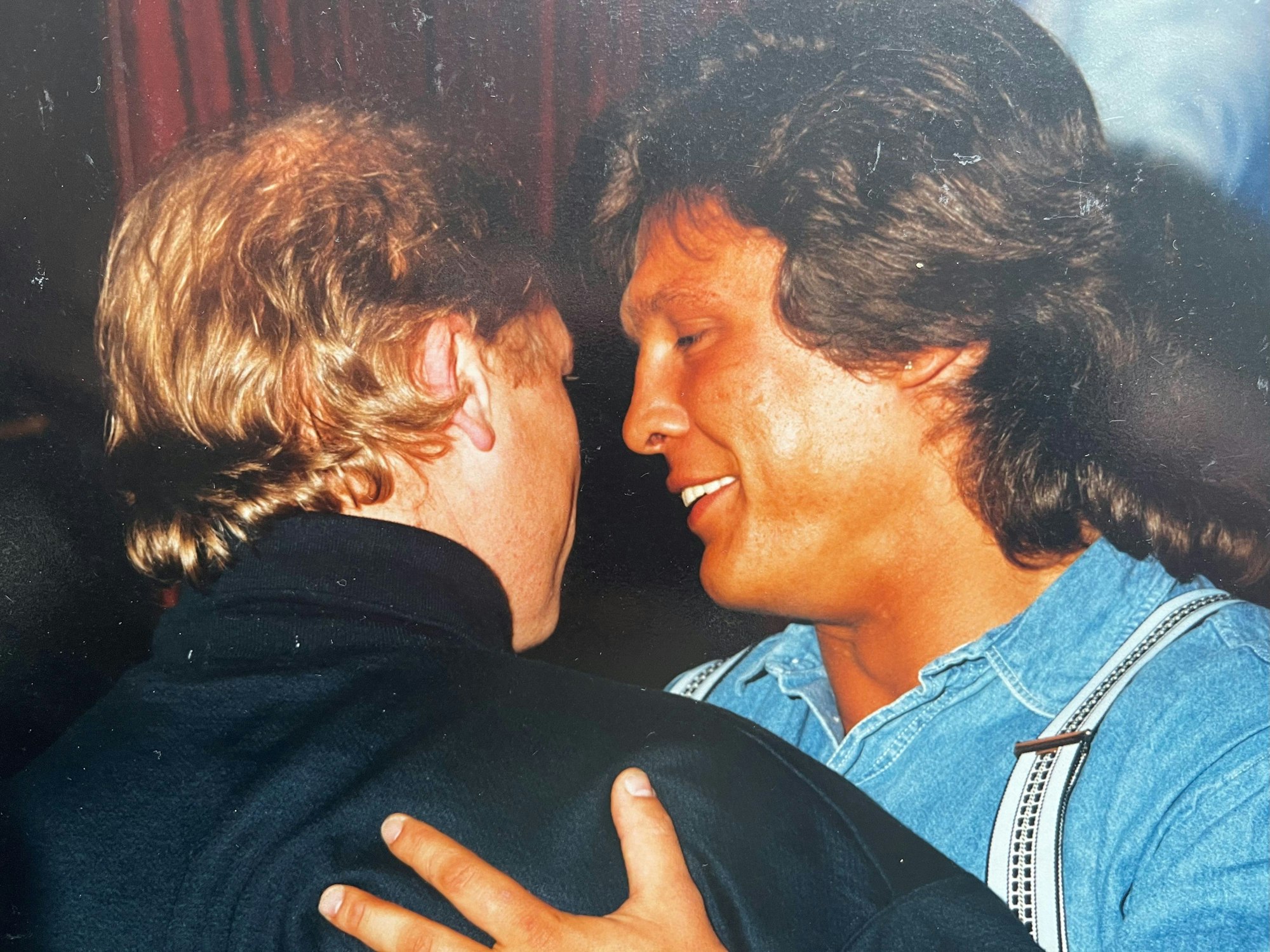 Karate Jacky umarmt einen Freund.