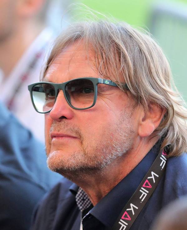 Peter Althof trägt eine Sonnenbrille.
