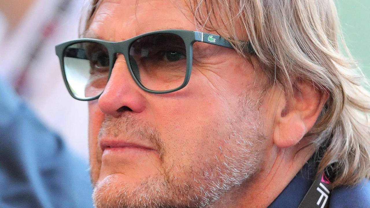 Peter Althof trägt eine Sonnenbrille.