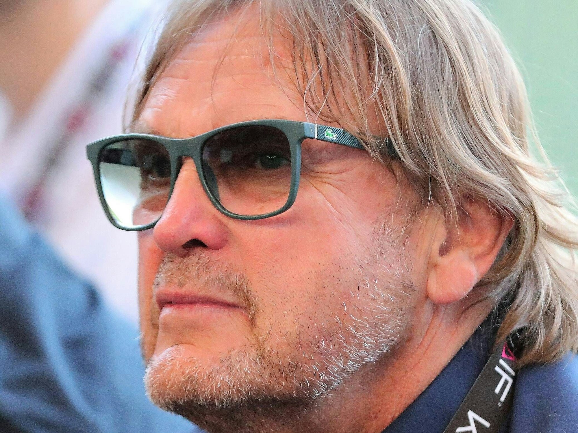 Peter Althof trägt eine Sonnenbrille.