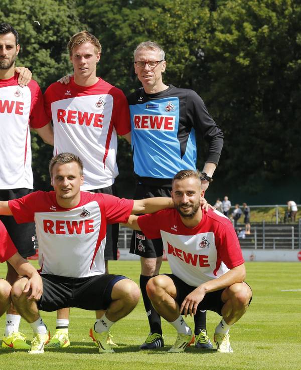 Die Neuzugänge des 1. FC Köln posieren mit Peter Stöger: Pawel Olkowski, Kevin Vogt, Simon Zoller, Mergim Mavraj, Slawomir Peszko, Tomas Kalas und Dusan Svento (v.l.)
