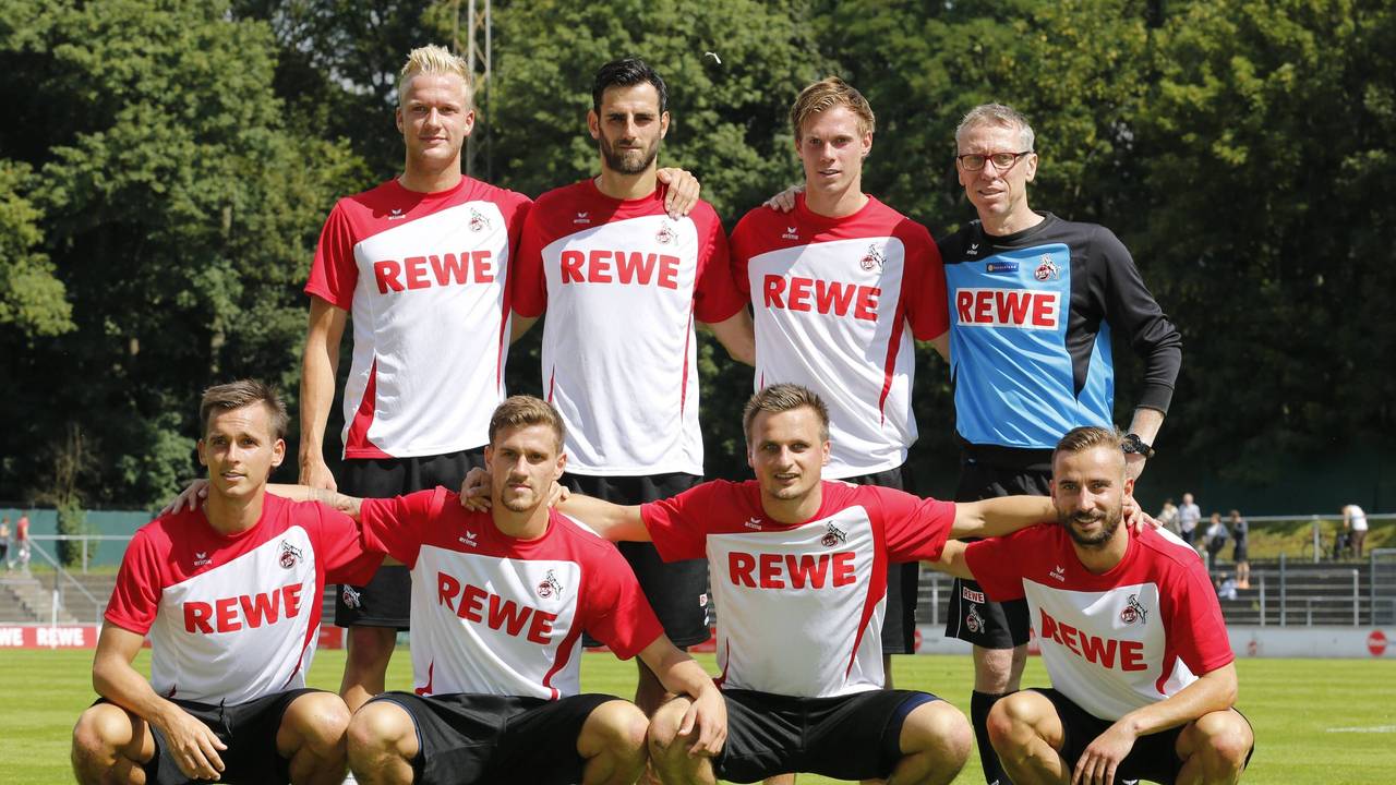 Die Neuzugänge des 1. FC Köln posieren mit Peter Stöger: Pawel Olkowski, Kevin Vogt, Simon Zoller, Mergim Mavraj, Slawomir Peszko, Tomas Kalas und Dusan Svento (v.l.)