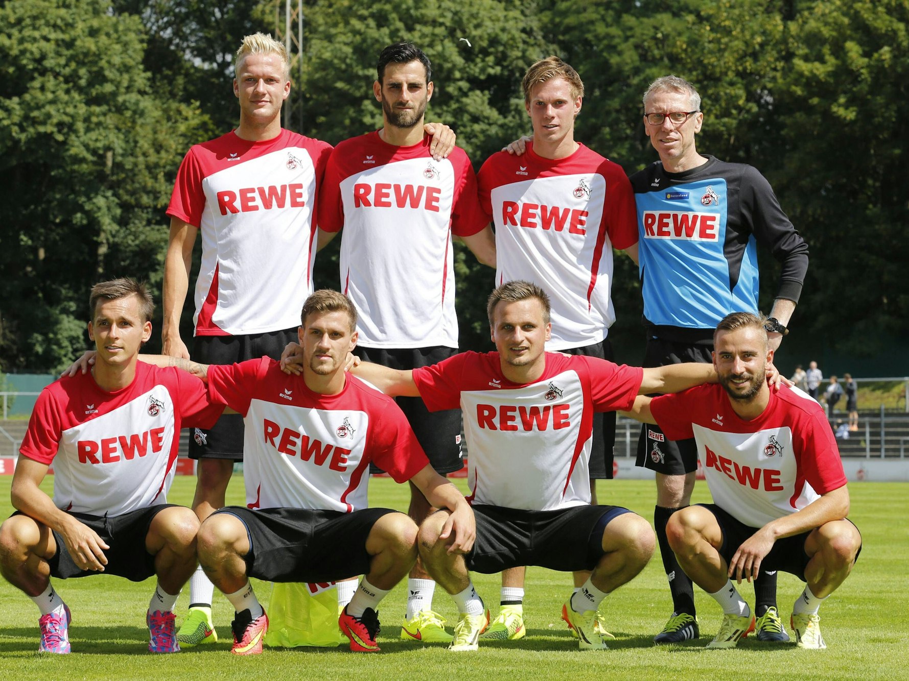 Die Neuzugänge des 1. FC Köln posieren mit Peter Stöger: Pawel Olkowski, Kevin Vogt, Simon Zoller, Mergim Mavraj, Slawomir Peszko, Tomas Kalas und Dusan Svento (v.l.)