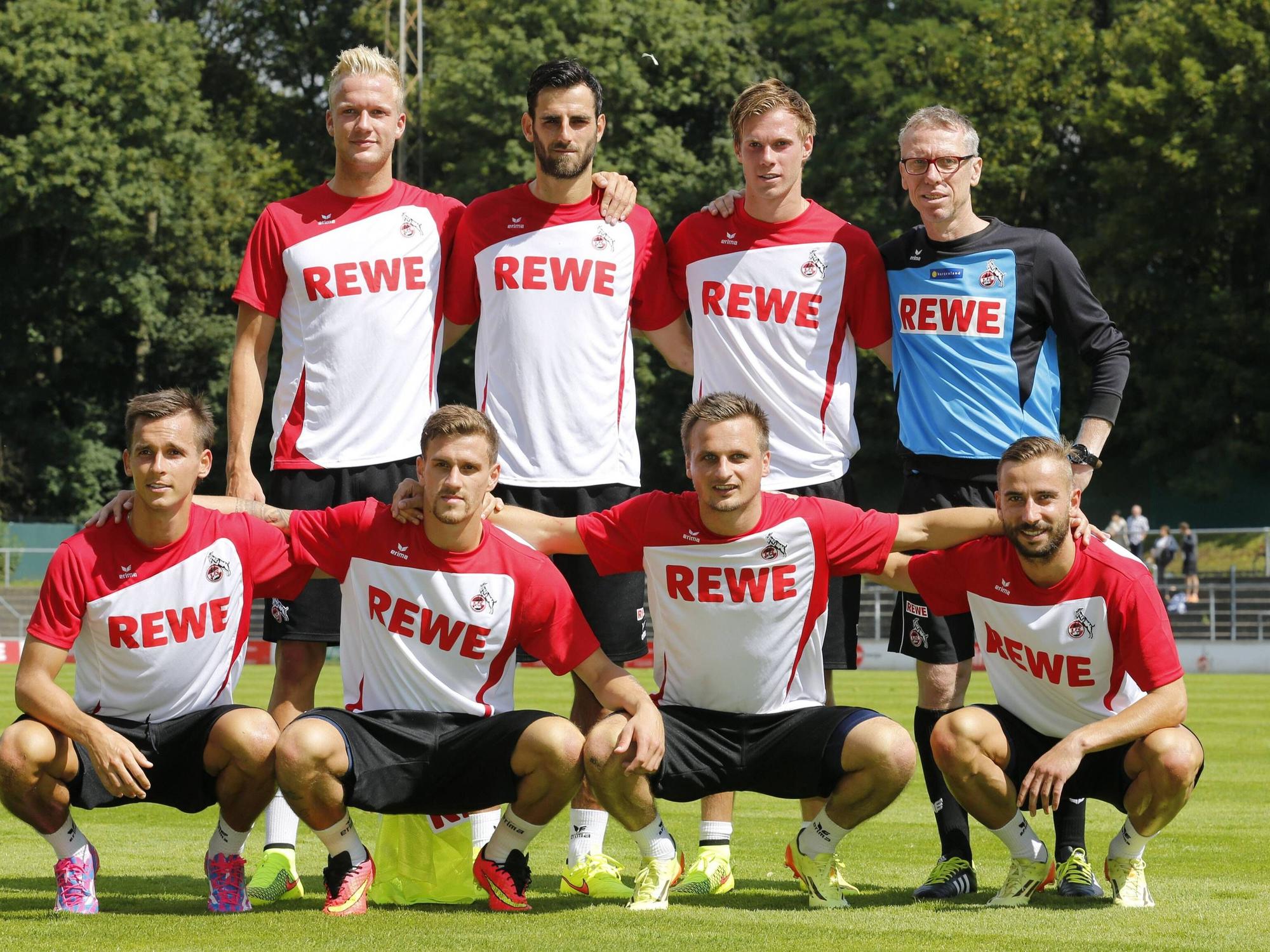 Die Neuzugänge des 1. FC Köln posieren mit Peter Stöger: Pawel Olkowski, Kevin Vogt, Simon Zoller, Mergim Mavraj, Slawomir Peszko, Tomas Kalas und Dusan Svento (v.l.)