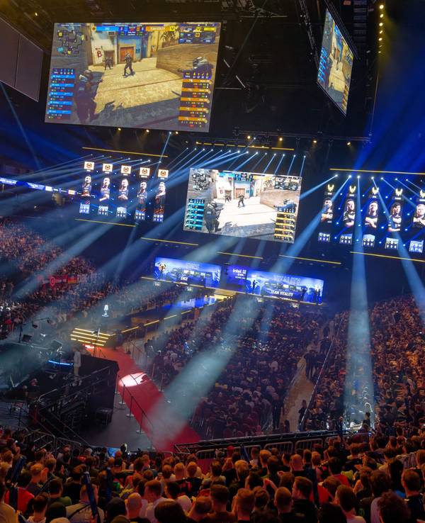 Das Publikum verfolgt die Intel Extreme Masters in der Disziplin Counter-Strike in der Kölner Lanxessarena.