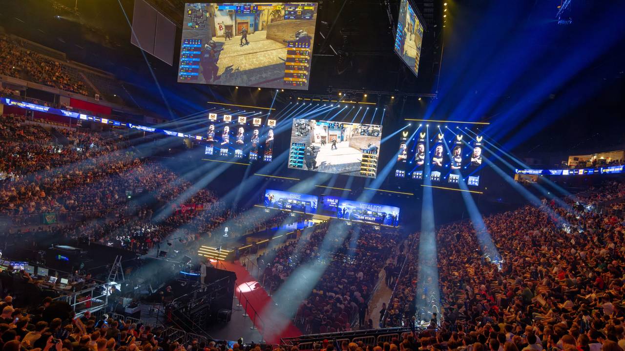 Das Publikum verfolgt die Intel Extreme Masters in der Disziplin Counter-Strike in der Kölner Lanxessarena.