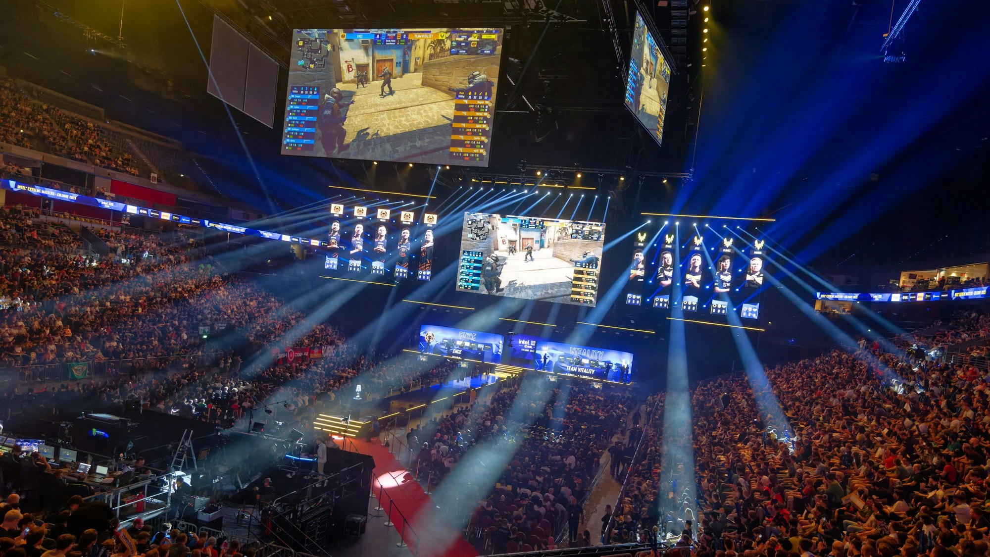Das Publikum verfolgt die Intel Extreme Masters in der Disziplin Counter-Strike in der Kölner Lanxessarena.