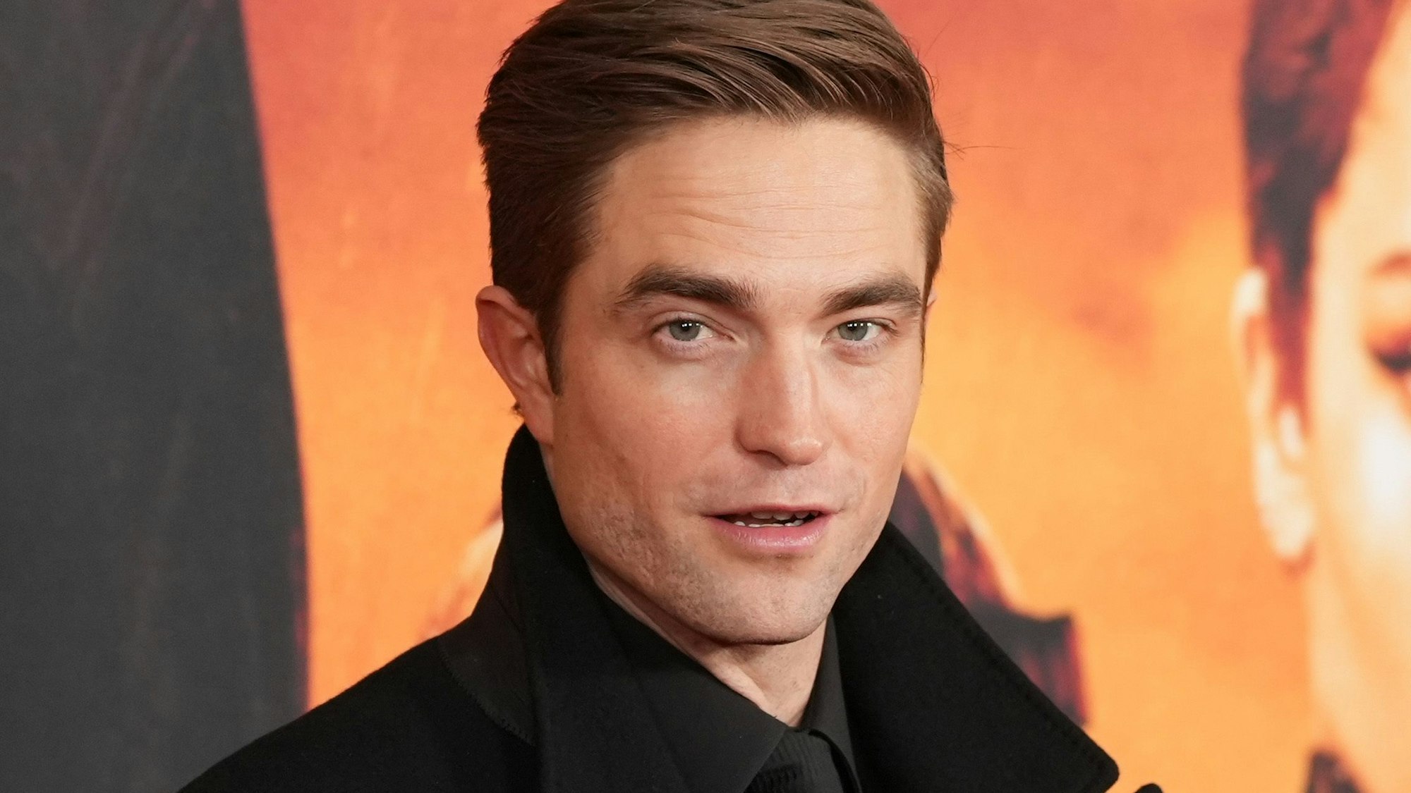 Robert Pattinson steht bei der Weltpremiere von „The Batman“ im März 2022 auf dem Roten Teppich