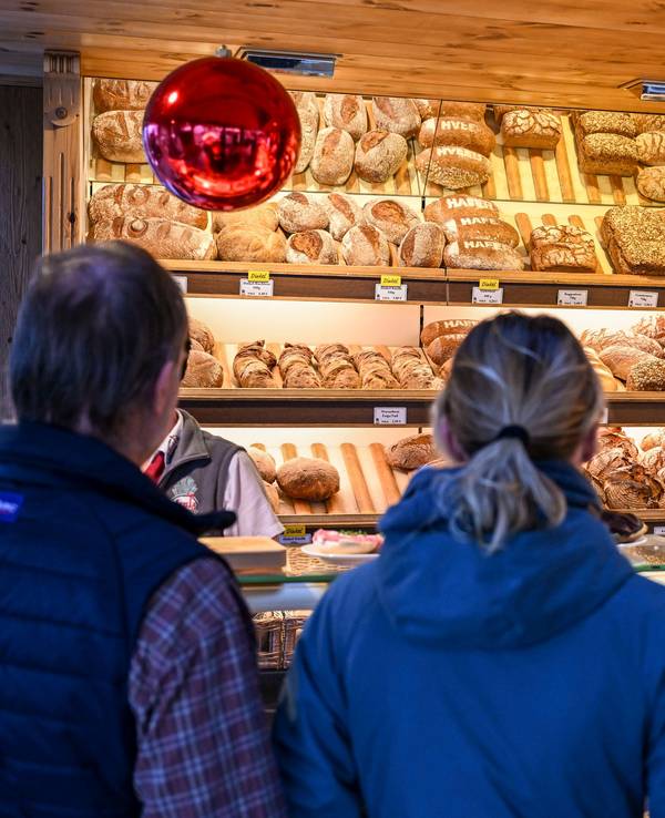 Eine große Auswahl verschiedener Brotsorten und Brötchen wird im Verkaufsraum in der Bäckerei und Konditorei Plentz angeboten