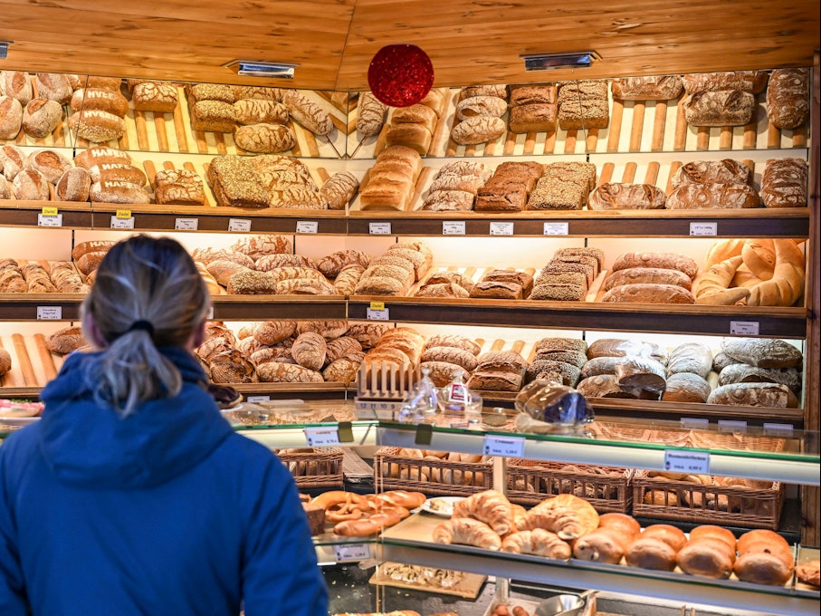 Eine große Auswahl an verschiedenen Broten und Brötchen wird im Verkaufsraum der Bäckerei angeboten.