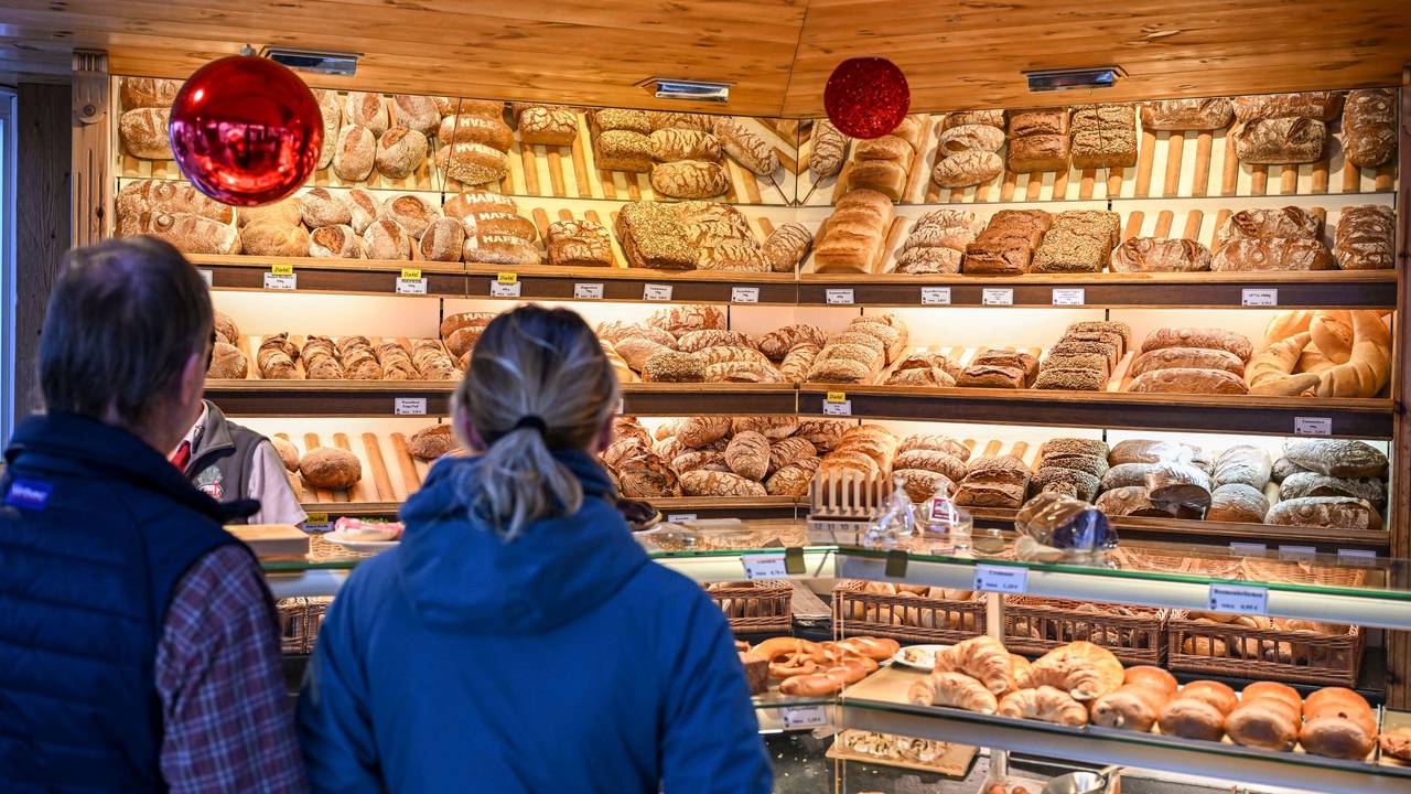 Eine große Auswahl verschiedener Brotsorten und Brötchen wird im Verkaufsraum in der Bäckerei und Konditorei Plentz angeboten