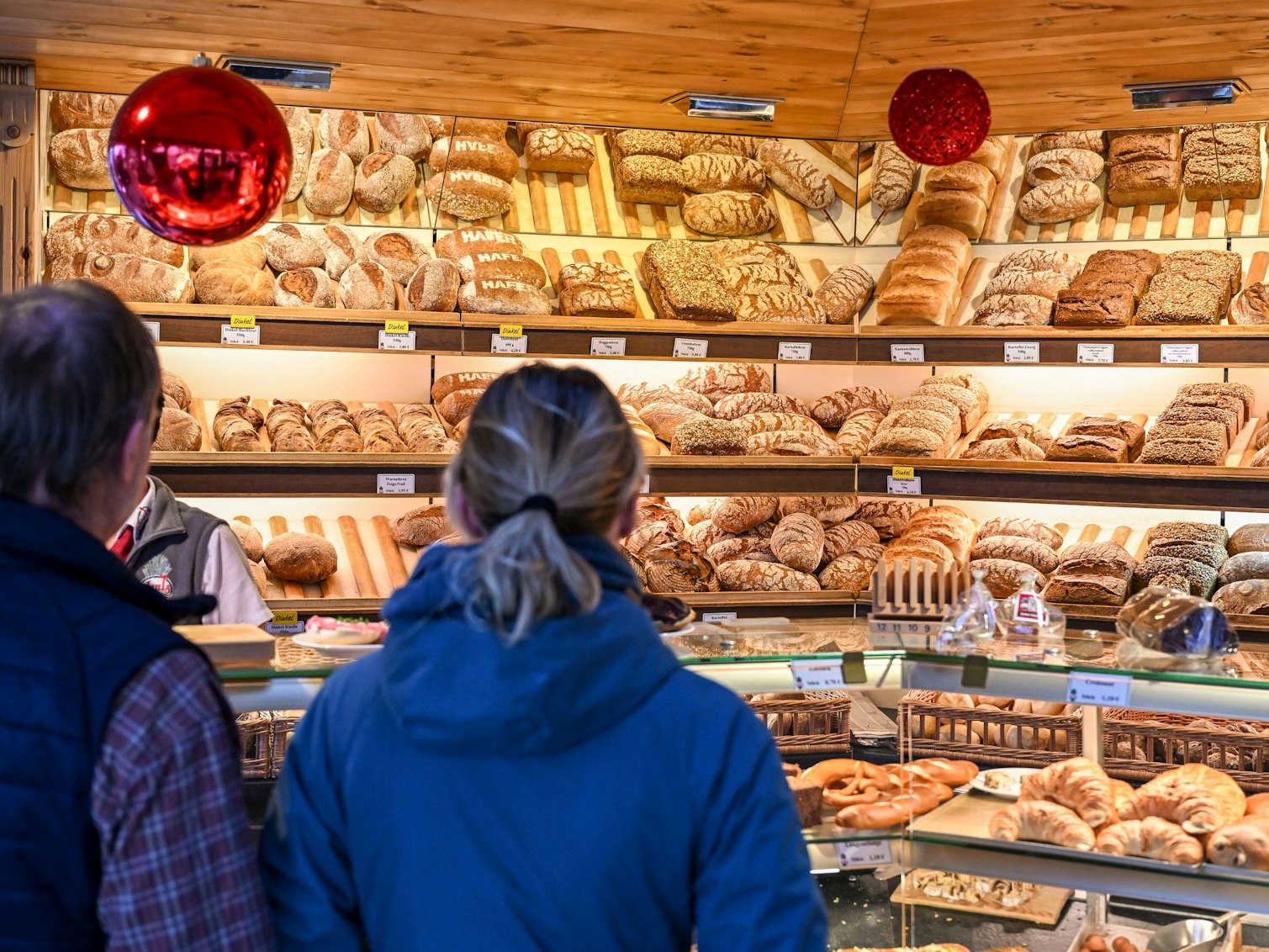Eine große Auswahl verschiedener Brotsorten und Brötchen wird im Verkaufsraum in der Bäckerei und Konditorei Plentz angeboten