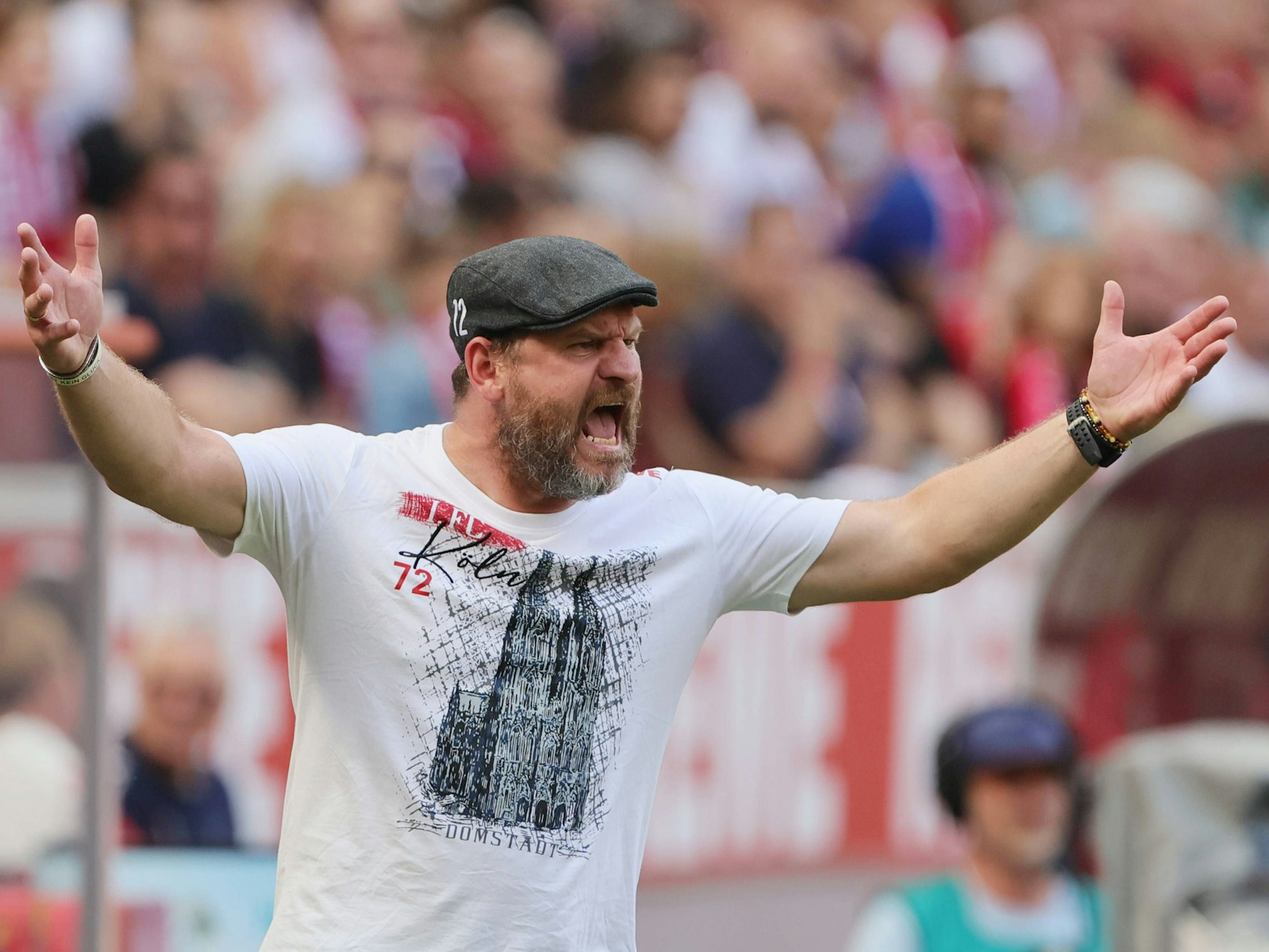 Steffen Baumgart gestikuliert wütend.