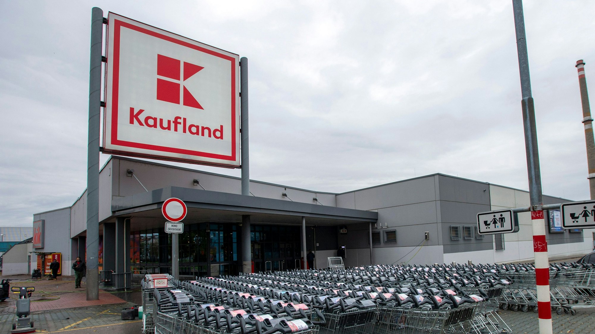 Einkaufswagen stehen vor einem geschlossenen Supermarkt der Kette Kaufland