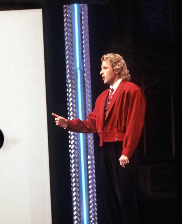 Thomas Gottschalk am 26. September 1987 vor dem „Wetten, dass..?“-Logo