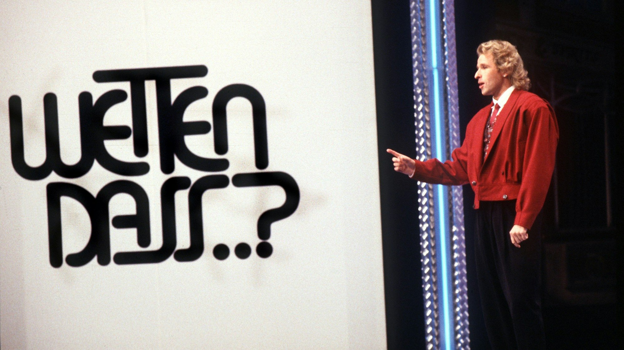 Thomas Gottschalk am 26. September 1987 vor dem „Wetten, dass..?“-Logo